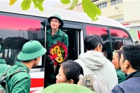 Các thanh niên lên đường làm nghĩa vụ quân sự vào sáng 26/2/2024.