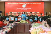 Chủ tịch Hội Liên hiệp Phụ nữ Hà Nội Lê Kim Anh tặng quà các bác Đại đội nữ lái xe Trường Sơn.