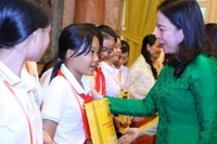 Phó Chủ tịch nước trao quà tặng các trẻ em tham dự Trại hè "Hoa hướng dương". 