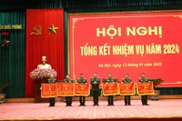 Giám đốc Học viện Quốc phòng Thượng tướng Trần Việt Khoa trao Cờ thi đua tặng các đơn vị xuất sắc. 