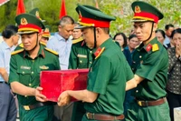 Đông đảo cán bộ, chiến sĩ và nhân dân tham dự lễ truy điệu, an táng liệt sĩ mới tìm thấy hài cốt tại huyện miền núi Đồng Xuân, Phú Yên.