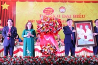 Phó Chủ tịch Ủy ban Trung ương MTTQ Việt Nam Nguyễn Hữu Dũng trao tặng tranh và hoa chúc mừng Đại hội