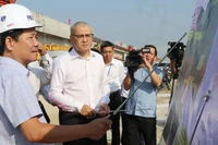 Bí thư Tỉnh ủy Phú Yên Phạm Đại Dương nghe chủ đầu tư báo cáo tiến độ hạng mục cầu bắt qua Sông Ba, dự án thành phần Chí Thạnh-Vân Phong ( dự án cao tốc bắc-nam). 