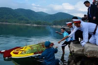 Các đại biểu thả vòng hoa tại Khu vực di tích Vũng Rô.