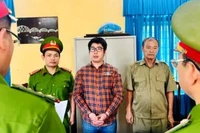 Cơ quan điều tra Công an Thừa Thiên Huế thi hành lệnh bắt giữ đối tượng Lê Trung Đức. (ảnh: Công an cung cấp).