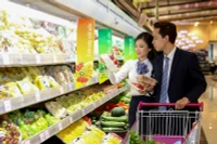 Người tiêu dùng mua sắm các sản phẩm tại siêu thị AEON MALL Hà Nội. (Ảnh: Duy Linh)