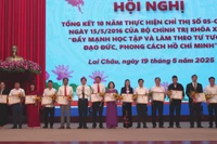 Chủ tịch tỉnh Lai Châu tặng Bằng khen các tập thể, cá nhân điển hình trong học tập và làm theo Bác. 