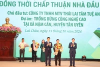 Lãnh đạo tỉnh Lai Châu trao chứng nhận chấp thuận chủ trương đầu tư cho nhà đầu tư.