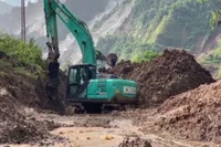Đơn vị thi công khẩn trương khắc phục để thông đường tạm thời phục vụ đi lại của người dân.