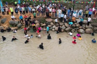 Từ bao đời nay, cuộc sống của người Thái luôn gắn liền với những con sông, con suối. (Trong ảnh: Bà con thi bắt cá suối.)