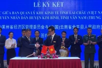 Đại diện Ban Quản lý Khu kinh tế tỉnh Lai Châu, ký kết biên bản hợp tác với Chính quyền nhân dân huyện Kim Bình, tỉnh Vân Nam, Trung Quốc.