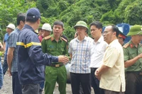 Lãnh đạo tỉnh Lai Châu, lực lượng cứu hộ bàn phương án cứu nạn tại hiện trường nơi xảy ra vụ việc.