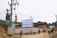Đóng điện cho người dân bản Nậm Cày, xã Nậm Hàng, huyện Nậm Nhùn.