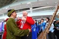 Người Nga ấn tượng với gian hàng Việt Nam. (Ảnh: THANH THỂ)