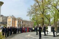 Dâng hoa tại tượng đài Chủ tịch Hồ Chí Minh ở TP Vladivostok. 