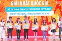 Đồng chí Nguyễn Minh Triết (ngoài cùng bên phải) và đại diện các đơn vị liên quan trao giải nhất quốc gia cho 6 quán quân MOSWC - Viettel 2023.