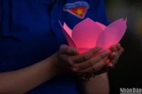 Đoàn viên, thanh niên thắp lên những ngọn nến tri ân tại Nghĩa trang liệt sĩ Độc Lập.