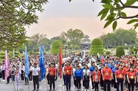 Trong không khí trang nghiêm, các đoàn Hành trình hội quân tại Nghĩa trang Liệt sĩ quốc gia A1. 