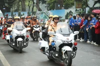 Các lực lượng, đoàn thể tham gia diễu hành tuyên truyền về an toàn giao thông sau buổi lễ. 