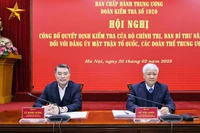 Từ trái qua: các đồng chí Lê Minh Hưng, Đỗ Văn Chiến điều hành Hội nghị.