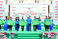 Bí thư Trung ương Đoàn, Chủ tịch Hội Liên hiệp Thanh niên Việt Nam Nguyễn Tường Lâm, Bí thư Thành đoàn Hà Nội Chu Hồng Minh (thứ 3 và 5 từ phải sang) giao chỉ tiêu nhiệm vụ cho 5 đội hình tình nguyện Tháng Thanh niên năm 2025 của tuổi trẻ Thủ đô.