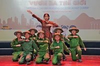 Các thí sinh "nhí" thể hiện hình tượng Bà mẹ Việt Nam Anh hùng Lê Thị Dảnh (tức Mẹ Nhu) và 7 Dũng sĩ Thanh Khê.