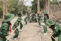 Các đại biểu Liên hoan "Chiến sĩ nhỏ Điện Biên" toàn quốc trải nghiệm hoạt động kéo pháo lên đồi mà cha anh đã thực hiện năm xưa.