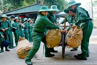 Các "Chiến sĩ nhỏ Điện Biên" trải nghiệm, tranh tài đẩy xe đạp thồ.