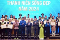 Đại diện Ban tổ chức và các đơn vị liên quan trao giải thưởng "Thanh niên sống đẹp" năm 2024 tặng các cá nhân tiêu biểu.