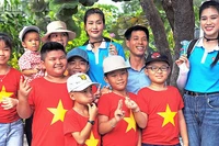 Hoa hậu Việt Nam 2020 Đỗ Thị Hà và Hoa hậu Hòa bình Việt Nam 2022 Đoàn Thiên Ân hào hứng bên thiếu nhi xã đảo Song Tử Tây.