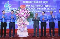 Đồng chí Bùi Quang Huy (thứ 2 từ trái sang) đại diện Ban Bí thư Trung ương Đoàn Thanh niên Cộng sản Hồ Chí Minh trao lẵng hoa chúc mừng các đồng chí lãnh đạo, nguyên lãnh đạo Hội Liên hiệp Thanh niên Việt Nam các thời kỳ tại buổi lễ.