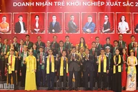 Các đồng chí Trần Tuấn Anh, Bùi Quang Huy (thứ 5 và 6 từ phải sang, hàng đầu) trao danh hiệu tặng các Doanh nhân trẻ khởi nghiệp xuất sắc năm 2023. 