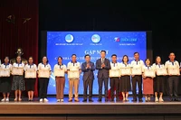 Thứ trưởng, Phó Chủ nhiệm Ủy ban Dân tộc Nông Quốc Tuấn và Phó Chủ tịch Thường trực Hội Liên hiệp thanh niên Việt Nam Nguyễn Kim Quy (thứ 8 và 9 từ trái sang) trao Kỷ niệm chương “Vì sự nghiệp phát triển các dân tộc” tặng một số đại diện giáo viên được tuyên dương. 