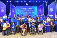 Đại diện lãnh đạo các bộ, ban, ngành, đoàn thể chính trị-xã hội trao hoa chúc mừng Đại hội và các anh, chị Ủy viên Ban Chấp hành Hội Thanh niên khuyết tật Việt Nam khóa I. 