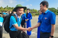 Đồng chí Bùi Quang Huy tiễn đoàn hành trình tại cảng Cát Lái (Thành phố Hồ Chí Minh).