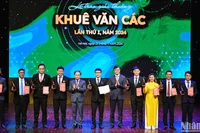 Phó Trưởng Ban Thường trực Ban Dân vận Trung ương Phạm Tất Thắng và Bí thư thứ nhất Trung ương Đoàn Bùi Quang Huy (lần lượt thứ 5 và 7 từ trái sang) trao Giải thưởng Khuê Văn Các lần thứ nhất tặng 9 nhà khoa học trẻ xuất sắc.