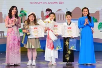 Thứ trưởng Ngoại giao Lê Thị Thu Hằng (bên trái) và Bí thư Trung ương Đoàn, Chủ tịch Hội đồng Đội Trung ương Nguyễn Phạm Duy Trang (bên phải) trao giải Nhất tặng các thí sinh Hải Phòng.