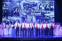 Các cựu học sinh, sinh viên từng tham gia phong trào những năm 1967-1970 cất cao lời ca tại chương trình. 