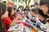Rất đông học sinh Thủ đô đến tham gia ngày hội để tìm kiếm cơ hội giành học bổng du học.