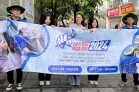 MC Khánh Vy, Đại sứ chương trình "Tiếp sức mùa thi", cùng các tình nguyện viên cổ vũ thí sinh.