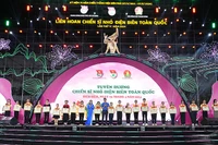 Các đồng chí Bùi Quang Huy, Ủy viên dự khuyết Trung ương Đảng, Bí thư thứ nhất Trung ương Đoàn và Nguyễn Phạm Duy Trang, Bí thư Trung ương Đoàn, Chủ tịch Hội đồng Đội Trung ương trao Bằng khen tặng các "Chiến sĩ nhỏ Điện Biên" toàn quốc năm 2024.