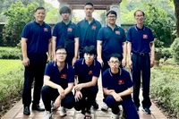 6 học sinh chụp ảnh kỷ niệm với các thầy trong đoàn.