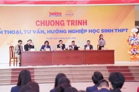 Đại diện cơ quan quản lý, cơ sở đào tạo giải đáp thắc mắc của học sinh.
