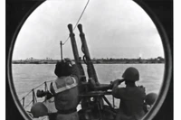 Tàu tuần tiễu của Tiểu đoàn 100, Trung đoàn 171 bảo vệ cầu Long Biên, tháng 5/1967. (Ảnh tư liệu)