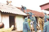 Các lực lượng tham gia hỗ trợ ngày công để giúp hộ nghèo xóa nhà dột nát tại huyện Lý Nhân (Hà Nam).