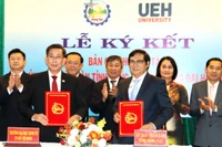 Đại diện lãnh đạo Ủy ban nhân dân tỉnh Đồng Nai và Trường đại học Kinh tế Thành phố Hồ Chí Minh ký kết hợp tác giai đoạn 2023-2026.