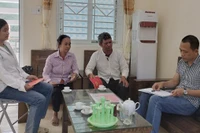 Đại diện các hộ dân làm việc với phóng viên Báo Nhân Dân.