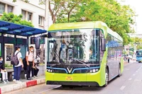 Xe buýt điện do VinBus đầu tư, vận hành thân thiện với hành khách, tạo bộ mặt giao thông văn minh và hiện đại.