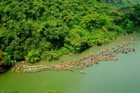 Lễ hội Tràng An với sự tham gia của gần 600 nghệ nhân, nghệ sĩ trên cả nước, cùng khoảng 2.000 người của các đoàn rước rồng, trống, đội tế lễ.