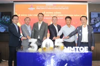Lãnh đạo PVN, PVEP thực hiện nghi thức mừng công hoàn thành sản lượng khai thác năm 2024.